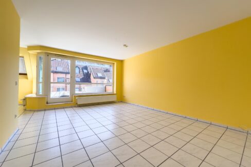 Wohnzimmer mit Balkonzugang