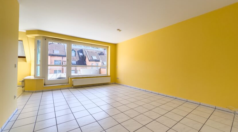 Wohnzimmer mit Balkonzugang