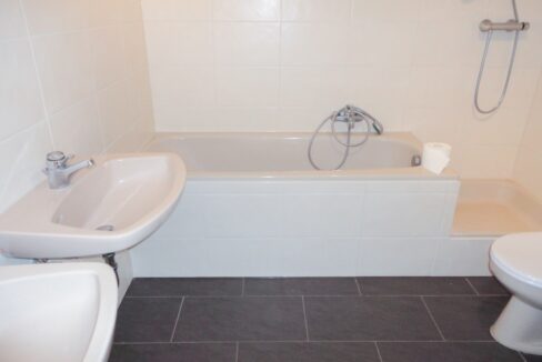 Modernes gefliestes Badezimmer