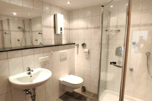 Modernes Duschbad