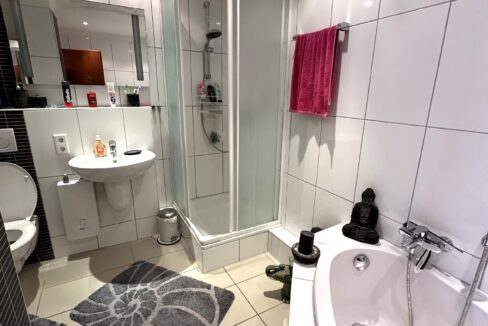Bad mit Wanne und Dusche