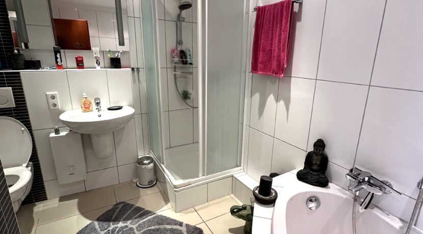 Bad mit Wanne und Dusche