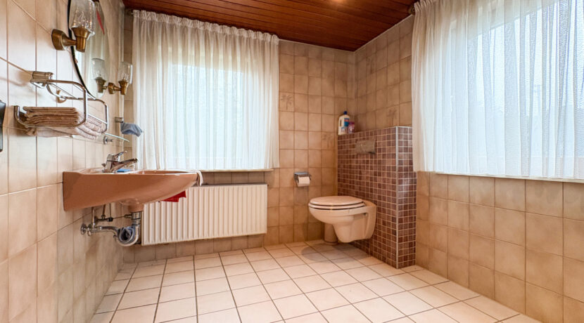 Badezimmer (EG)