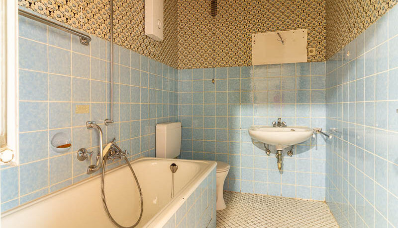 Charmantes Retro-Badezimmer – bereit für Ihre Modernisierungsideen.