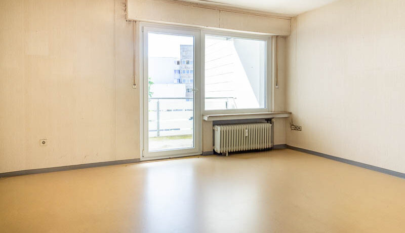 Großzügiger Wohnbereich mit Zugang zum Balkon – viel Licht und Raum für kreative Ideen.