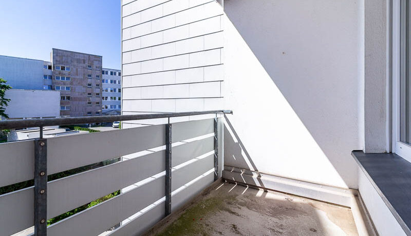 Sonniger Balkon mit Blick ins Grüne – ideal für die kleine Auszeit im Alltag.
