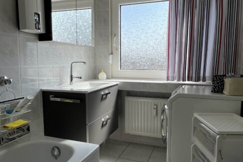 Badezimmer mit Fenster und ...
