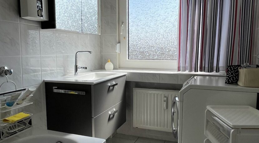 Badezimmer mit Fenster und ...