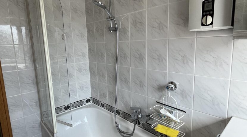 ... Wanne mit Duschmöglichkeit