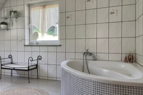 Bad mit Eckbadewanne