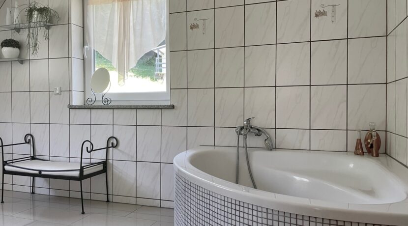 Bad mit Eckbadewanne