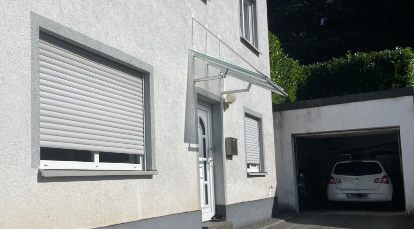 Eingang ELW mit großer Garage