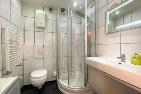 modern gefliestes Duschbad