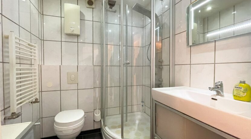 modern gefliestes Duschbad