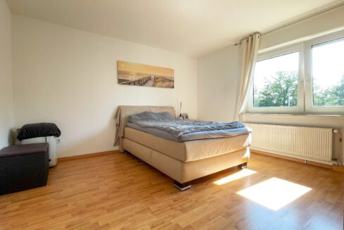 großzügiges Schlafzimmer