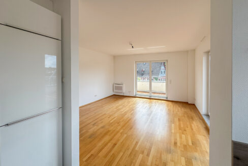 Blick von der Küche in den Wohnraum