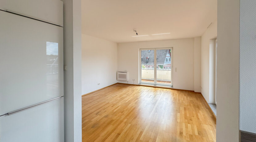 Blick von der Küche in den Wohnraum