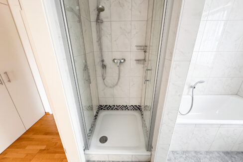 Tageslichtbad mit Wanne und Dusche
