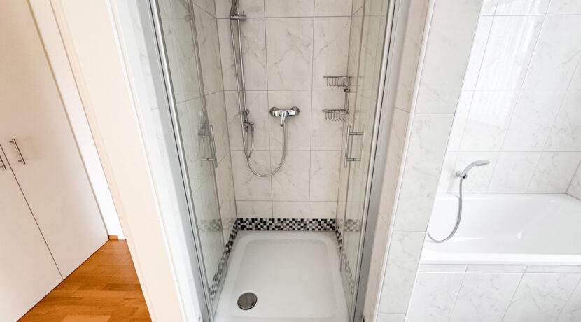 Tageslichtbad mit Wanne und Dusche
