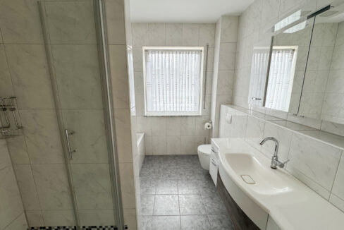Tageslichtbad mit Wanne und Dusche