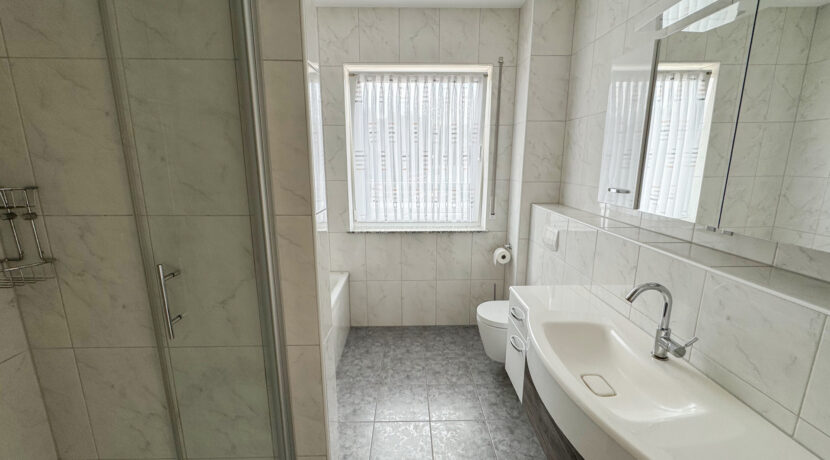 Tageslichtbad mit Wanne und Dusche