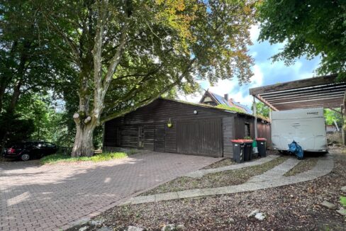 Garage und Stellplatz