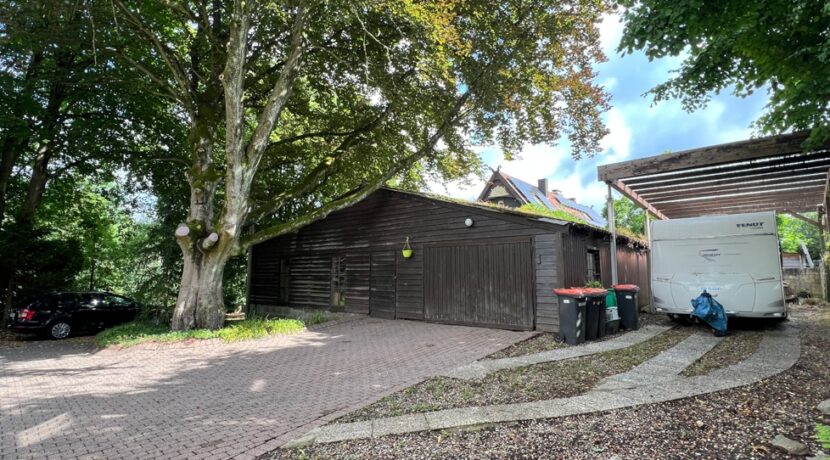 Garage und Stellplatz