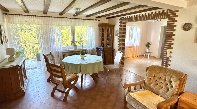 EG rechts Wohn-/Esszimmer mit Balkon