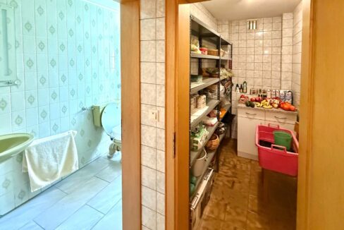 EG rechts Vorratskammer und Duschbad