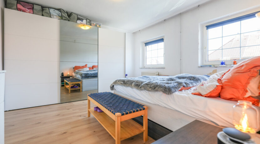 Schlafzimmer mit Zugang Badezimmer
