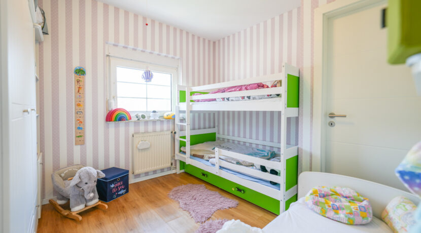 Kinderzimmer mit Zugang Badezimmer
