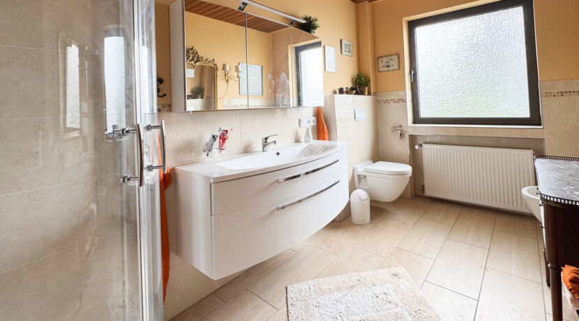 Badezimmer (OG)