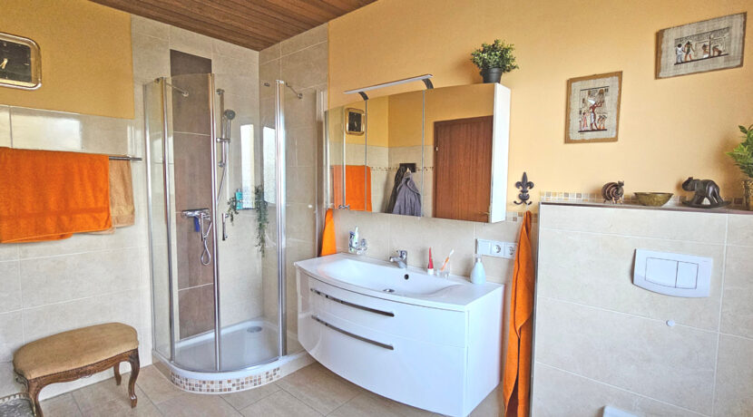Badezimmer (OG)