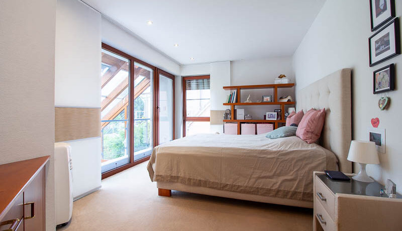 Große Fenster, dezente Farben und ein eleganter Grundriss laden zum Entspannen und Abschalten ein.