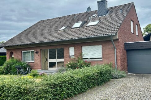 Ansicht mit Garage