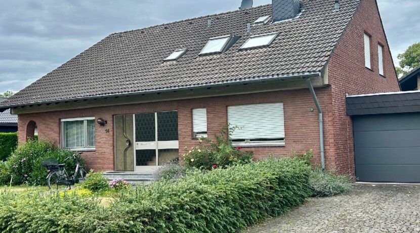 Ansicht mit Garage