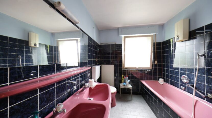 Bad mit Badewanne und Dusche