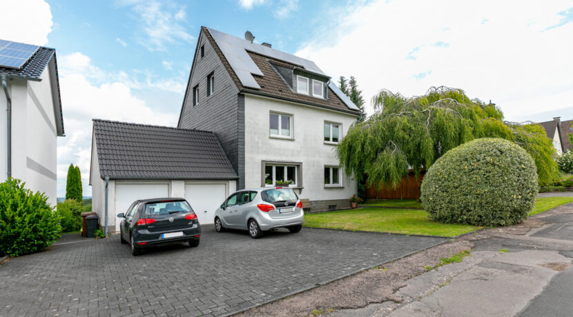 Hausfront mit Garagen
