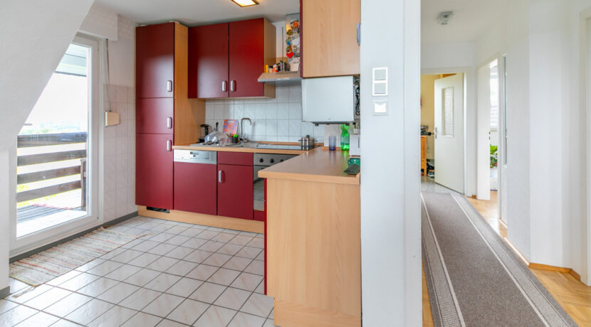 Küche mit Zugang zum Balkon