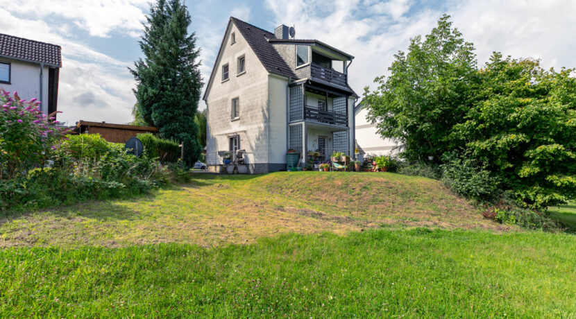 Hausrückseite mit Balkonen