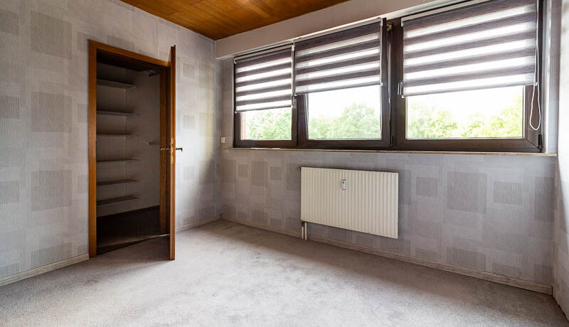 Helles Schlafzimmer mit praktischem Einbauschrank.