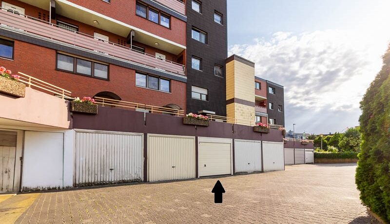 Zur Wohnung gehört eine praktische Garage im gepflegten Garagenhof. Gepflegte Anlage mit mehreren Garagen – auch als Stauraum nutzbar.