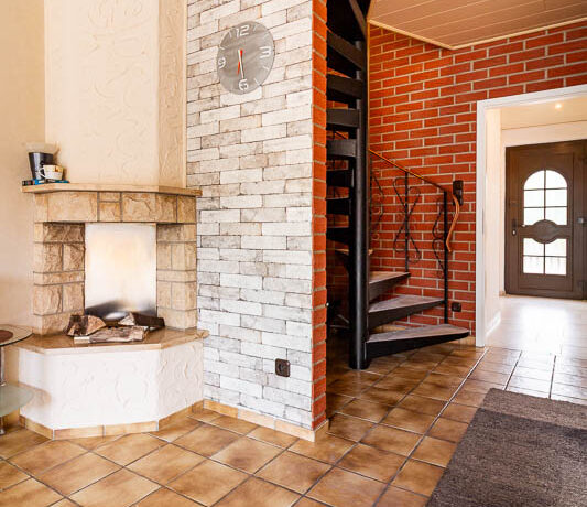 Charmante Verbindung von Wohnen und Architektur – mit offener Wendeltreppe ins Obergeschoss.