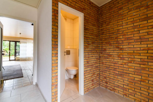 Freundlicher Eingangsbereich mit direktem Zugang zum Gäste-WC.