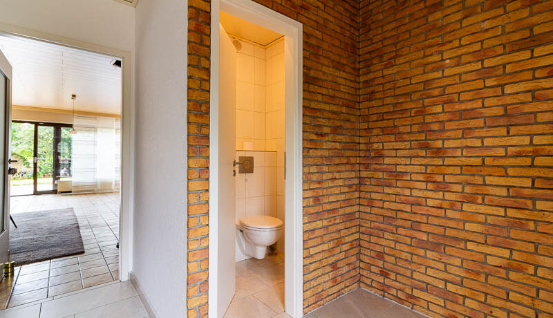 Freundlicher Eingangsbereich mit direktem Zugang zum Gäste-WC.