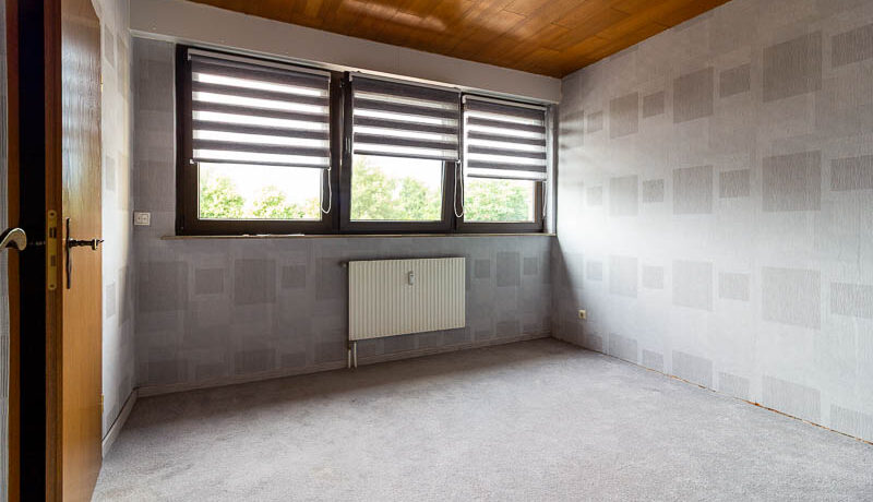 Ruhiger Rückzugsort – geräumiges Schlafzimmer mit begehbarem Kleiderschrank.