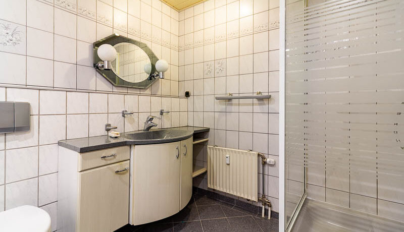 Praktisch und gepflegt – Badezimmer mit Wanne, Dusche und WC.