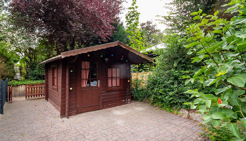 Vielseitig nutzbares Gartenhaus mit charmanten Details.