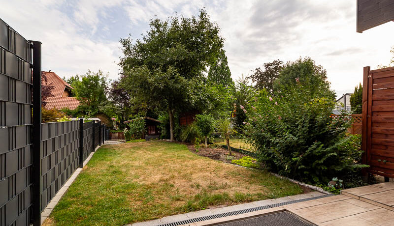 Freiraum für Ihre Ideen – Garten mit Blick ins Grüne.