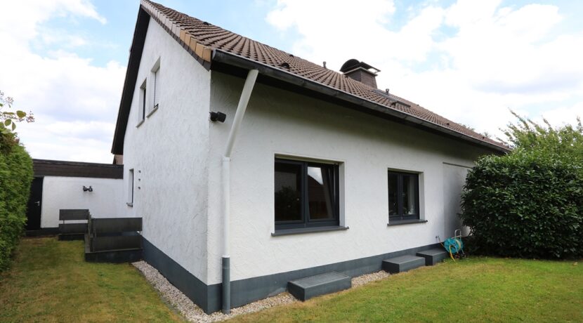 Hausansicht / Garage hinten